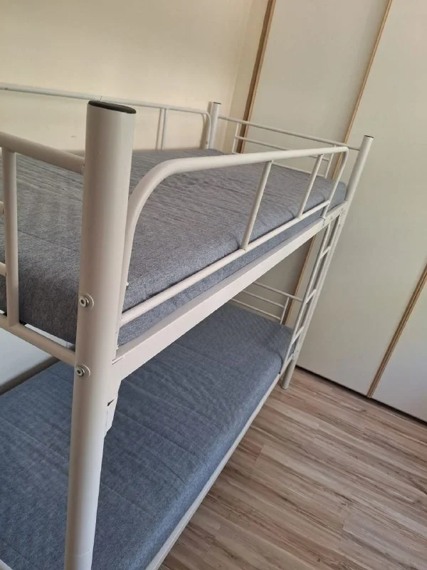 Двухъярусная кровать с двумя матрасами