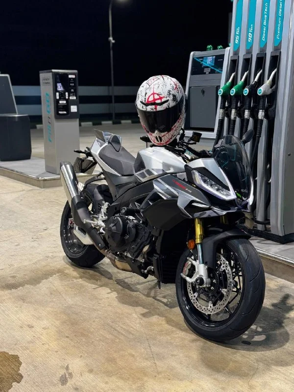 Мотоцикл Aprilia Tuono V4