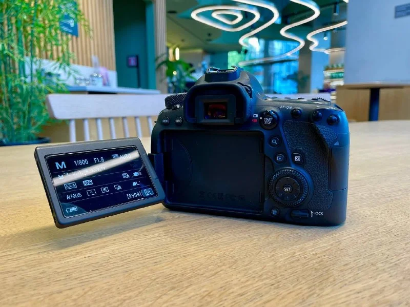 Canon EOS 6D Mark II + 50mm f/1.8