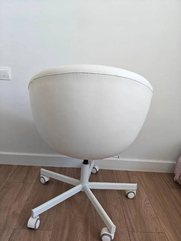 Белое кресло IKEA SKRUVSTA