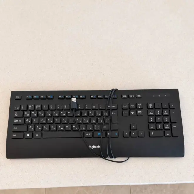 Клавиатура Logitech с русско-английской раскладкой
