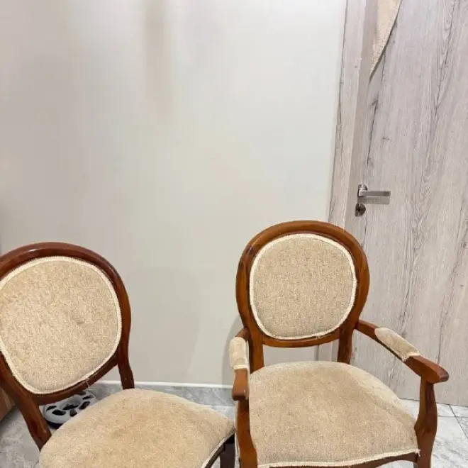 Классические стулья и кресло